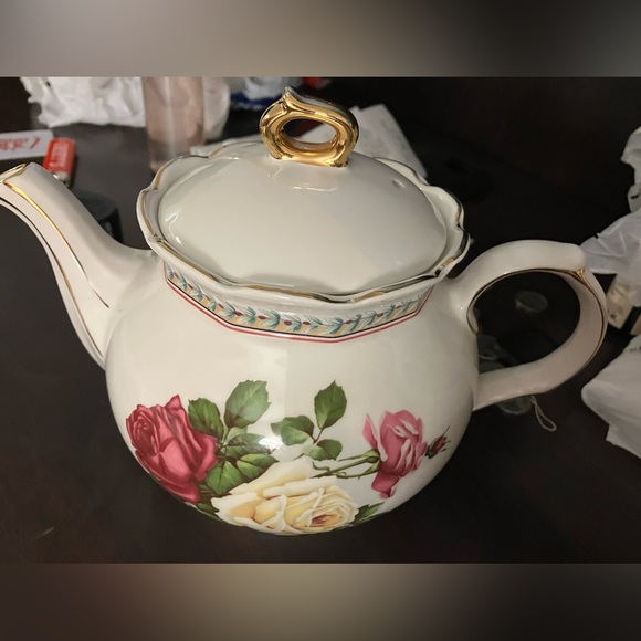 VINTAGE SADLER HAND PINTED ROSES PORCELAIN TEAPOT MADE IN ENGLAND 32 OZ - Picture 1 of 1